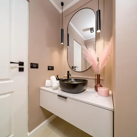 Designer - Ultracentral - Luxury Living Apartment